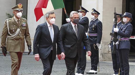 Alberto Fernández con el primer ministro italiano, Mario Draghi.