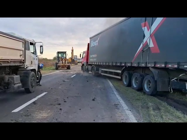 FEDERAL: OPERATIVO DE PREVENCION EN LA RUTA NAC. 127 PARA SACAR UN CAMION ATASCADO EN LA BANQUINA