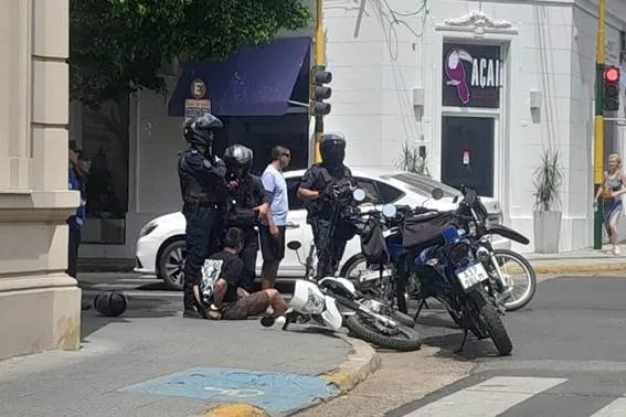 El motociclista circulaba contramano por calle Urquiza tras evadir un control.