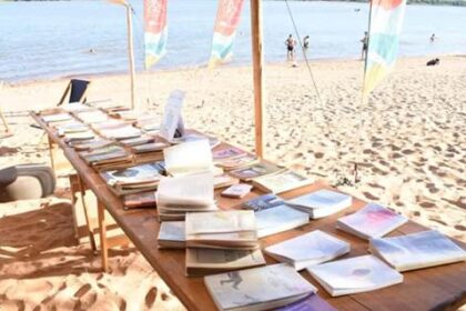 La imagen es de la Feria “Mágica en la Playa” del verano pasado en la costa del Uruguay. Ahora la Provincia otorgó 179 millones de pesos para organizar 5 ferias de libros de verano.