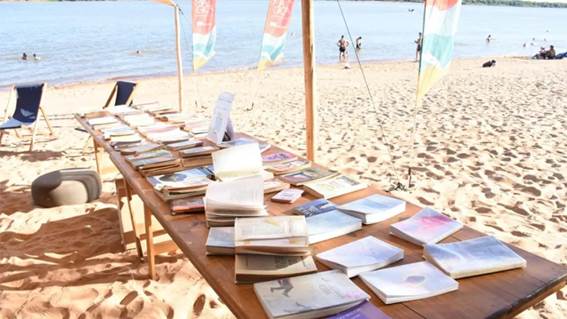 La imagen es de la Feria “Mágica en la Playa” del verano pasado en la costa del Uruguay. Ahora la Provincia otorgó 179 millones de pesos para organizar 5 ferias de libros de verano.