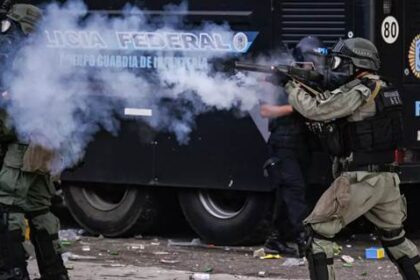 El gendarme Guerrero en la secuencia de la represión del 12 de marzo pasado cuando fue herido Pablo Grillo. Kaloian Santos Cabrera