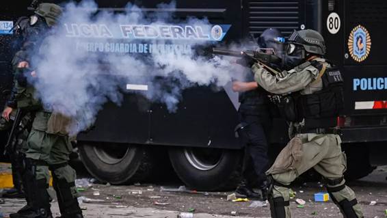 El gendarme Guerrero en la secuencia de la represión del 12 de marzo pasado cuando fue herido Pablo Grillo. Kaloian Santos Cabrera