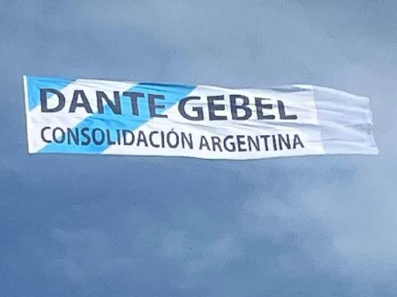 Dante Gebel hace campaña en Mar del Plata con publicidad aérea