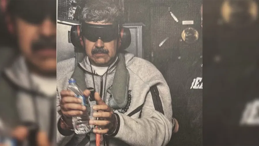 Nicolás Maduro, tras ser arrestado a bordo del “USS Iwo Jima'” Imagen difundida por Trump en su red social, Truth.