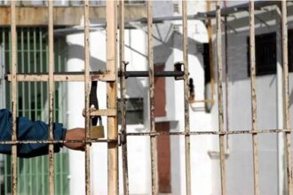 Buscan frenar delitos desde prisiónbloqueo de celulares en cárceles