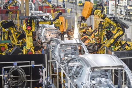 Cuatro de cada diez máquinas en la industria están paradas y ya cerraron 26.500 empresas en la era Milei