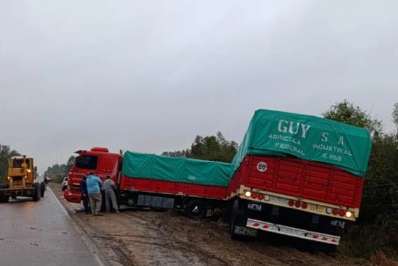 UN CAMIÓN DESPISTÓ SOBRE LA RUTA PROVINCIAL 4 TRAS UNA FALLA MECÁNICA: EL CONDUCTOR RESULTÓ ILESO Y UN POSTE DE ALUMBRADO FUE DERRIBADO
